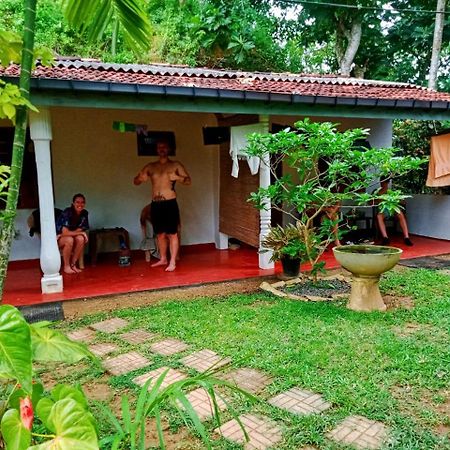 Arachchi Guest House Mirissa Extérieur photo